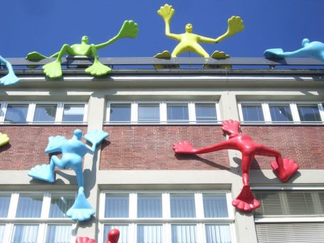 Düsseldorf : Medienhafen, "Flossis" an der Fassade